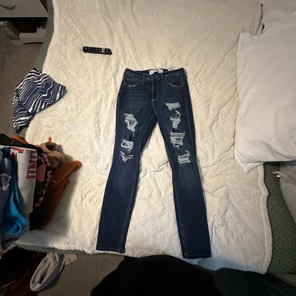 HOLLISTER | Dark Wash Ripped Jeans - Picture 2 of 6